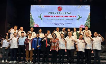Para tamu undangan berfoto bersama panitia dan pengurus CKI Kota Semarang dan CKI Jawa Tengah sesuai perayaan Natal di GBI Crown Plaza, Griya Kanaan, Semarang