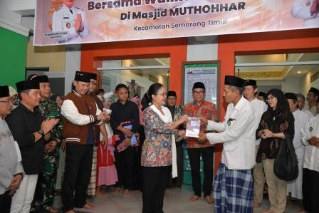 Safari Ramadan di Masjid Al Mutohar, Agustina Wilujeng Distribusikan 20 Ribu Al-Qur’an untuk Warga Kota Semarang
