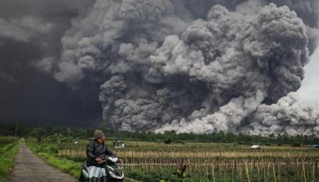 Gunung Semeru Erupsi dan Luncuran Awan Panas Sejauh 6 Km