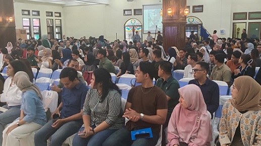 Para calon wisudawan mengikuti Geladi Bersih Upaca Wisuda Ke-75 USM di Auditorium Ir Widjatmoko USM Jl Soekarno-Hatta, Tlogosari, Semarang, Selasa (10/2/2026).