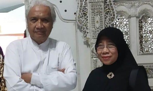 Ketua Umum Satupena Jawa Tengah Gunoto Saparie (kiri) dan Komisaris Rumah Sakit Baitul Hikmah Kendal dr Hj Siti Qomariyah.