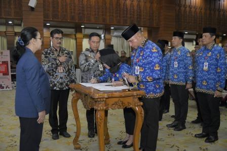 Terapkan Meritokrasi, Wali Kota Agustina Lantik 12 Pejabat Pimpinan Tinggi Pratama Hasil Seleksi Tim Komite Talenta