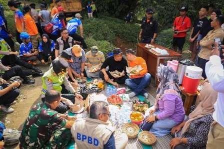 Berbaur Warga Terdampak Longsor, Gubernur Ahmad Luthfi Tinjau Penanganan Bencana TRC Ngopeni Nglakoni
