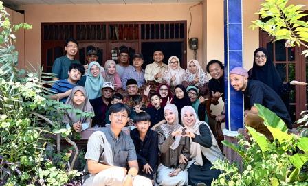 Sebagian anggota Keluarga Besar Saparie berfoto bersama seusai acara halalbihalal di Tlahab, Kendal.