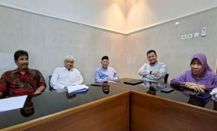 Dewan juri dan panitia Lomba Menulis Esai tentang Salat berfoto bersama seusai penilaian terhadap ratusan naskah yang masuk.