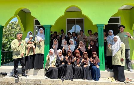 Sejumlah penyair, guru, dan siswa Madrasah Tsanawiyah Ma'arif Nurul Huda Kaloran Temanggung berfoto bersama seusai kegiatan pembacaan puisi-puisi Ramadan.