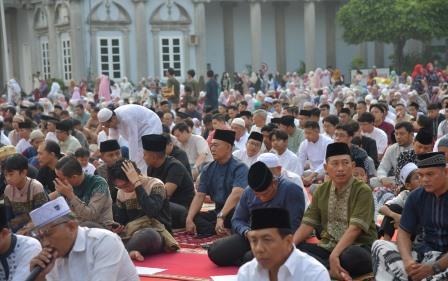 Pererat Tali Silaturahmi Jajaran Pemerintah-Masyarakat, Pemkot Semarang Gelar Salat Idul Fitri di Halaman Balai Kota