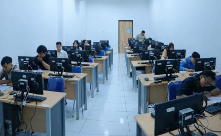 Program Assistant IIEF, Hasanudin (paling kiri), Adi Ekopriyono (dua dari kiri), Wakil Direktur USM LCC Shanti Widayani (dua dari kanan), dan Adiprana Yogatama (paling kanan) bersama peserta Tes TOEFL ITP