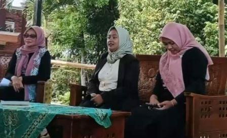 Narasumber Indah Kurnita Sari (kiri) didampingi oleh moderator Heni Susilowati dan Ketua Satupena Kabupaten Temanggung Wiwik Hartati.