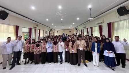 Tim PkM USM Berikan Edukasi Hukum Penyebaran Pornografi di SMAN 11 Semarang