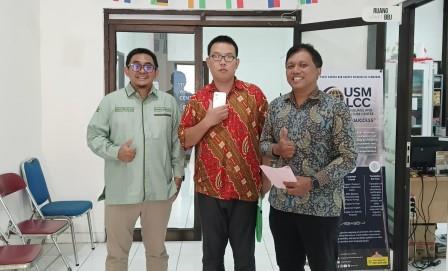 GM PT Enle Indonesia Tech, Eric Feng (tengah) diterima Adiprana Yogatama (kanan) dan Khoirudin (dosen FTIK USM)