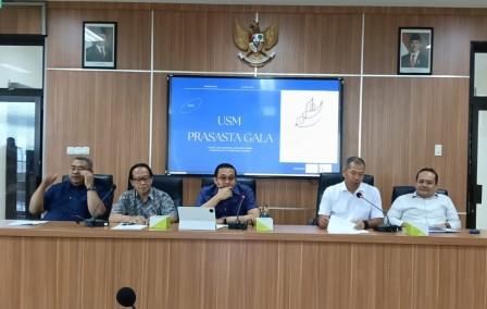 Rapat USM Prasasta Gala 2026: (dari kiri) Dr Ir Purwanto ST MT (Pengarah), Dr Adi Ekopriyono MSi (Wakil Ketua I), Ir Firmawan ST MT PhD (Ketua Panitia), Dr Supari ST MT (Rektor USM), Dr Abdul Karim SE MSi Ak CA (Wakil Rektor II).