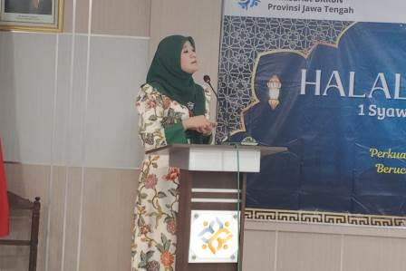 Ketua Tim Penggerak PKK Jawa Tengah Nawal Arafah Yasin ketika menyampaikan tausiahnya pada Halalbihalal Juang Kencana Komisariat BKKBN Jawa Tengah di Ruang Vasektomi, Jalan Pemuda, Semarang.