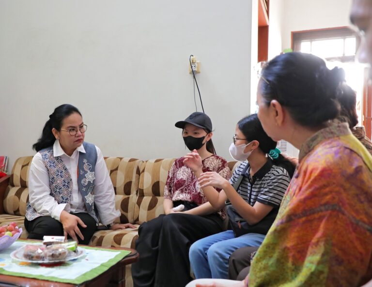 Wali Kota Agustina Jenguk Korban Begal Halmahera, Yonita: Semoga Musibah Ini Jadi Pembelajaran Kita Semua