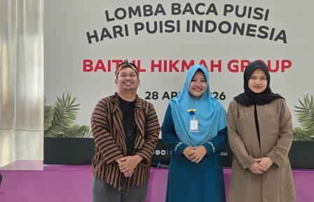 Para juara Lomba Baca Puisi Hari Puisi Indonesia di RS Baitul Hikmah Kendal: (dari kiri) 1. M Hadiyan Rasyadi, 2. Maulida Nurlaili, dan 3. Aulia Syukur Hapsari.