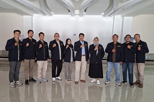 Sebagian mahasiswa MPWK foto bersama ketua prodi MPWK FT Unissula.
