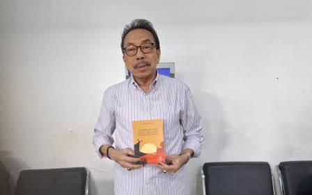 Kepala Balai Kajian dan Pengembangan Budaya Melayu Mahyudin Al-Mudra sedang memaparkan pembahasannya.