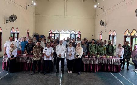 Para narasumber dan peserta Sosialisasi Wawasan Kebangsaan Menuju Pemilu berfoto bersama di Aula Kelurahan Ngaliyan Semarang.