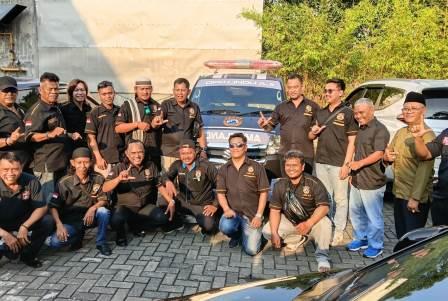 Jajaran pengurus Lindu Aji secara simbolis menerima mobil Ambulans dari Putra Pendiri Lindu Aji, Septian Fajar atau yang akrab disapa Tian.