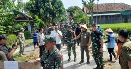 Danrem 074/Warastratama Bersama Bupati Sragen Tinjau Pembangunan Cor Blok Jalan 1.100 Meter