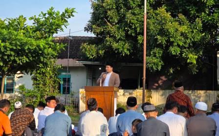 Ustaz dr Azhar Arief Sulistyo ketika menyampaikan khotbah di depan para jamaah Salat Idul Adha di Lapangan Olahraga Gemuh, Kendal, Rabu (27/5/2026).