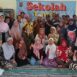 Para peserta Sekolah Lansia Ceria RW IV Kelurahan Ngaliyan, Semarang, berfoto bersama seusai kegiatan di Gedung Amanah Centre.