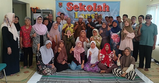Para peserta Sekolah Lansia Ceria RW IV Kelurahan Ngaliyan, Semarang, berfoto bersama seusai kegiatan di Gedung Amanah Centre.
