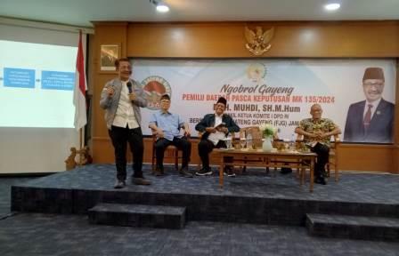 Wakil Ketua Komite I Dewan Perwakilan Daerah M Muhdi (berdiri) ketika menjadi narasumber dalam Ngobrol Gayeng Pasca-Putusan MK No. 135 Tahun 2024 di Aula UPGRIS, Semarang.