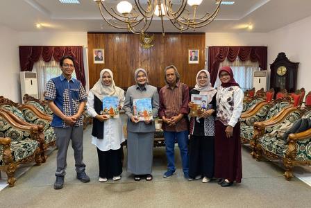 Para pengurus Satupena Kabupaten Temanggung berfoto bersama dengan Bunda Literasi setempat Panca Dewi.