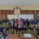 Para peserta seminar tentang proses kreatif menulis novel religi berfoto bersama dengan narasumber di Madrasah Tsanawiyah Muhammadiyah Kaloran, Temanggung.