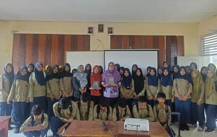 Para peserta seminar tentang proses kreatif menulis novel religi berfoto bersama dengan narasumber di Madrasah Tsanawiyah Muhammadiyah Kaloran, Temanggung.