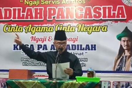 Ketua Dewan Syuro FKSP Ki Sun Djok San ketika membacakan puisinya pada Pengajian Fadhilah Pancasila di Genuksari, Genuk, Semarang, Selasa malam (5/5/2026).