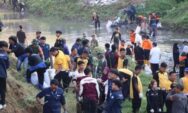 Mahasiswa Bersama TNI dan Polri Bersihkan Sungai di Kudus