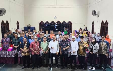 Para peserta dan narasumber kegiatan Sosialisasi Kelurahan Antikorupsi berfoto bersama di Aula Kelurahan Ngaliyan, Semarang, Rabu malam (10/6/2026).