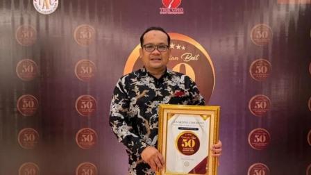 Wakil Rektor II USM, Dr Abdul Karim SE MSi Ak CA mewakili Rektor USM Dr Supari ST MT menerima penghargaan dalam ajang "Indonesian Best 50 School Excellence Award 2026''yang digelar di Ballroom The Alana Hotel & Convention Center, Sleman, Yogyakarta pada 10 Juli 2026.