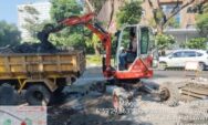 Pemkot Semarang Lakukan Pembersihan Rutin Drainase Simpang Lima, Angkat Sedimen dan Sampah Penyumbat Air