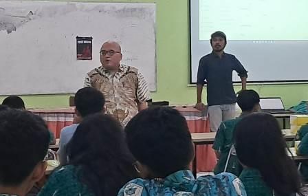 Tim PkM USM Beri Pelatihan Dasar Pemrograman Mikrokontroler di SMAN 4 Semarang