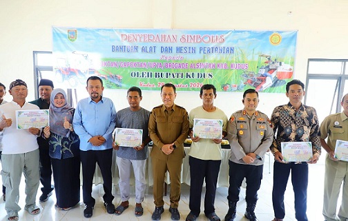 Dorong Petani Perkuat Swasembada Pangan, Bupati Kudus Serahkan Bantuan Alsintan