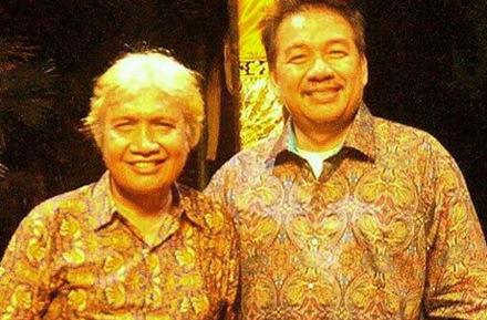 Denny JA (kanan) bersama Ketua Umum Satupena Jawa Tengah Gunoto Saparie. (Foto: Istimewa)