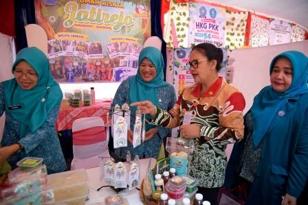 Berdayakan Ekonomi Keluarga dan Lingkungan, Wali Kota Agustina Minta Potensi Sekitar Dikembangkan Jadi Kegiatan Produktif