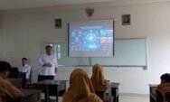 Tim PkM USM Latih Siswa SMK Yayasan Pharmasi Semarang Membuat Video Kreatif Berbasis AI